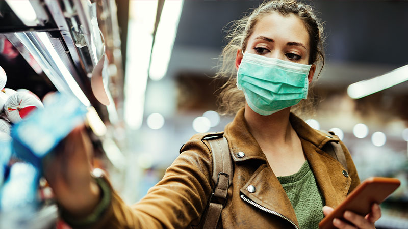 donna con la mascherina